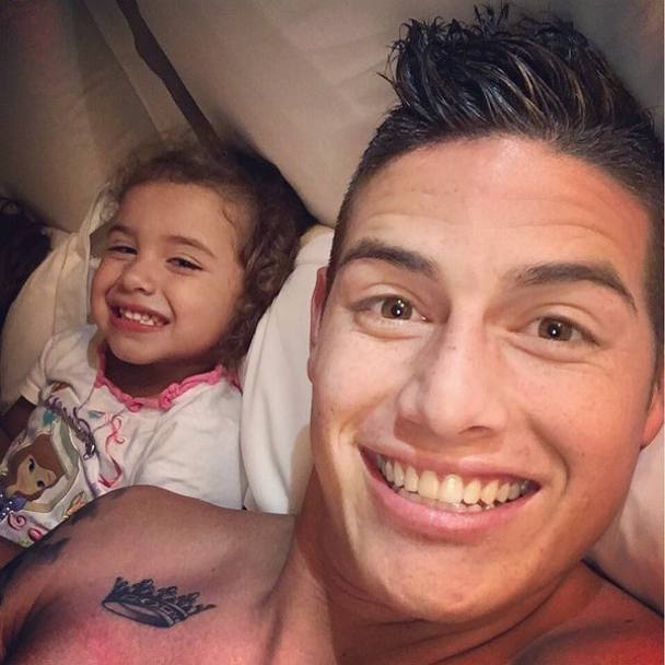 James Rodriguez e la sua bambina auguranocon un grande sorriso da Twitter un buon Natale a tutti.